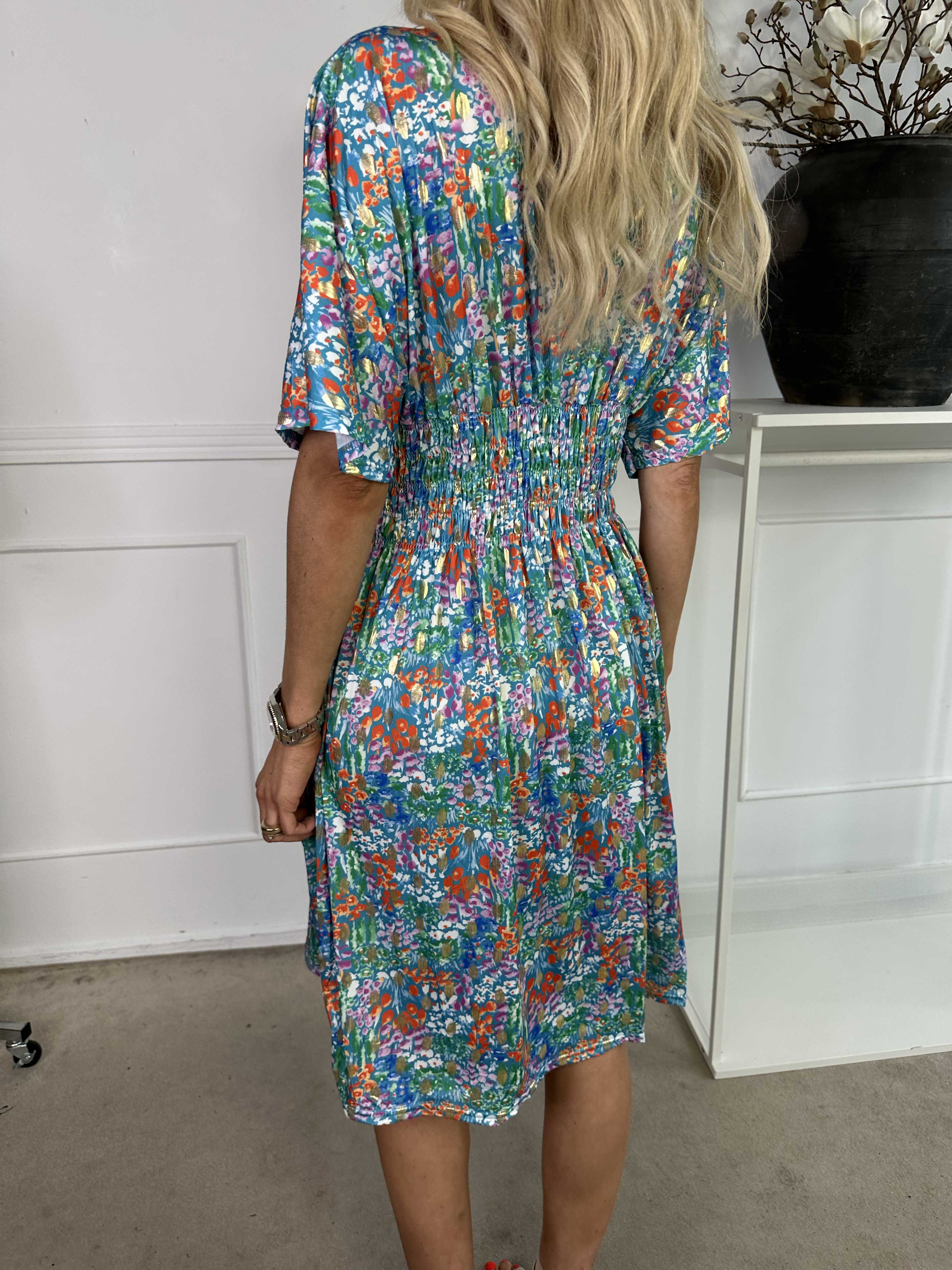 Pams Multi Flower Short - Elastisk klänning i blommigt tryck med gulddetaljer